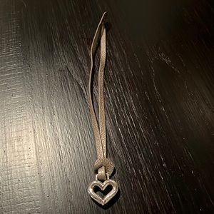 Brighton leather strap in zinc pearl with iconic Heart